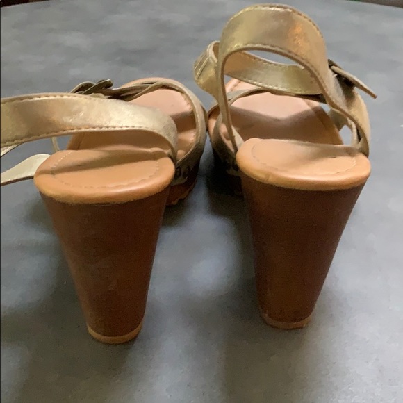 Gold shoes - Picture 4 of 5